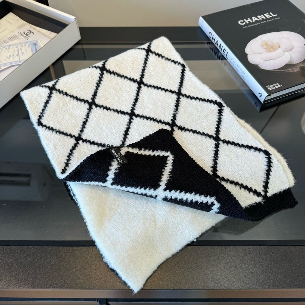 Chanel Black & Ivory Knit Scarf